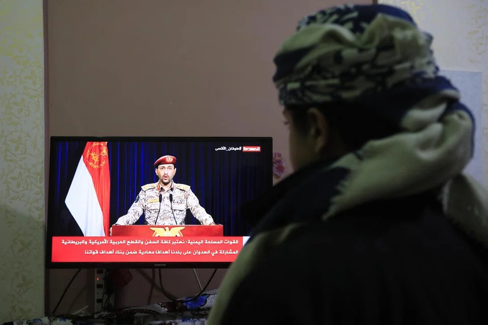 AMARAN JAUHI LAUT MERAH: Jurucakap tentera Houthi, Encik Yahya Sarea, bercakap menerusi televisyen susulan serangan kumpulannya ke atas sebuah kapal dagang Amerika Syarikat di Teluk Aden pada 15 Januari. 