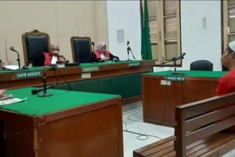 Nefri Zaldi, 32 tahun, didapati bersalah oleh Mahkamah Negeri Medan  pada 29 Julai lalu atas kesalahan mencuri sepasang sandal jenama Hermes bernilai sekitar 15 juta rupiah ($1,178) dari kediaman bekas majikannya dalam kejadian yang berlaku pada 28 Disember 2024.