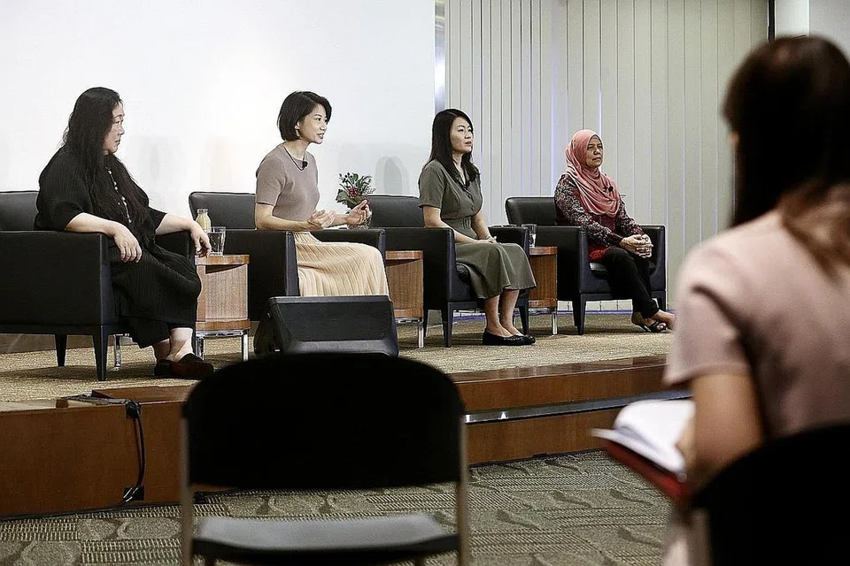 LAPORKAN KEGANASAN KELUARGA: Cik Sun Xueling (dua dari kiri) berkata orang ramai kini lebih berwaspada dalam melaporkan kemungkinan kejadian keganasan keluarga. - Foto ZAOBAO