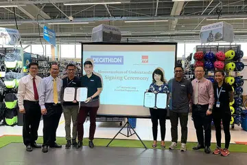 MANFAATKAN PELAJAR: Menerusi MOU antara Decathlon Singapore dengan ITE, ia akan mengembangkan peluang bagi pelajar ITE menimba ilmu dan pengalaman sebenar dalam sektor runcit sukan. (Empat dari kiri) Encik Tang Poh Lu, Cik Low Khah Gek dan Encik Muqsit Ghazal bersama wakil kedua-dua pihak. - Foto ITE