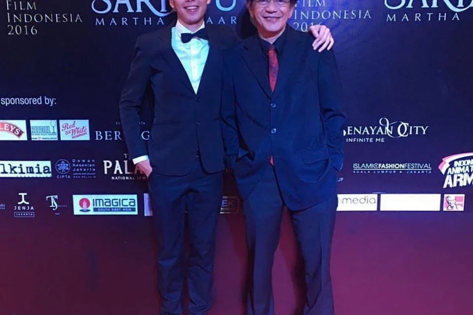 Allahyarham Ray Sahetapy (kanan) bangga dengan pencapaian anak istimewanya, Surya Sahetapy, yang dilahirkan pekak dan bisu tetapi berjaya selaku pensyarah siswa cacat pendengaran di Institut Teknologi Rochester di New York, Amerika.