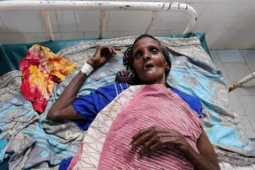 TIDAK BERDAYA: Seorang wanita kelihatan lemah tidak bermaya akibat kebuluran dan ditempatkan di sebuah kem perlindungan di Baidoa, Somalia, kelmarin. - Foto REUTERS
