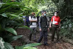 MENGHIJAU: Timbalan Perdana Menteri Encik Heng Swee Keat (kanan sekali) ketika berkunjung ke Pulau Ubin pada Pesta Ubin semalam. Bersamanya ialah pakar kupu-kupu Encik Khew Sin Khoon (kiri). - FOTO LIANHE ZAOBAO