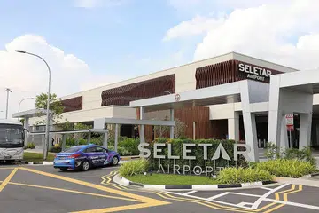 TIDAK JEJAS: Rancangan Singapura untuk memperkenalkan Sistem Pendaratan Instrumen (ILS) bagi Lapangan Terbang Seletar tidak akan menimbulkan sebarang risiko keselamatan kepada operasi di pelabuhan Pasir Gudang di Johor. - Foto BH oleh ONG WEE JIN