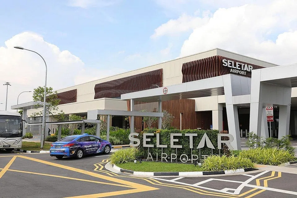 TIDAK JEJAS: Rancangan Singapura untuk memperkenalkan Sistem Pendaratan Instrumen (ILS) bagi Lapangan Terbang Seletar tidak akan menimbulkan sebarang risiko keselamatan kepada operasi di pelabuhan Pasir Gudang di Johor. - Foto BH oleh ONG WEE JIN