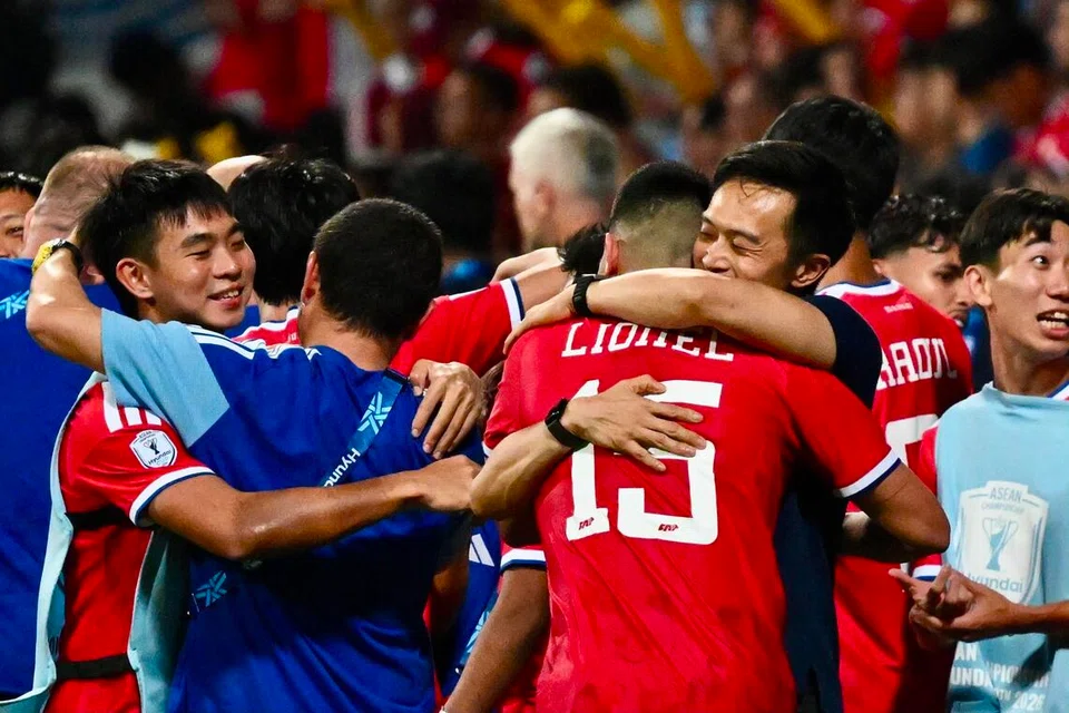 Gavin Lee (dua dari kanan) meraikan kelayakan ke peringkat separuh akhir Piala Asean Hyundai selepas Singapura berjaya seri 1-1 bersama Indonesia di Stadium Jalan Besar pada 7 Ogos. Singa mempamerkan semangat juang sekali lagi, menyamakan kedudukan walaupun ketinggalan 1-0 dalam perlawanan.