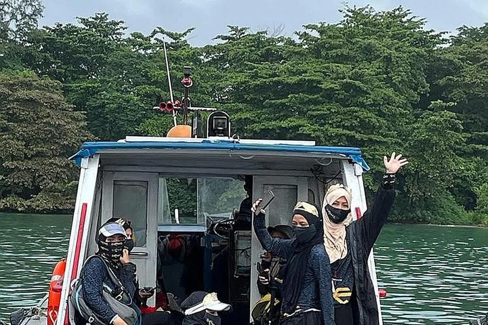 REDAH LAUTAN: Pendaki menggunakan bumbot untuk menyeberang ke Pulau Ubin dari Terminal Feri Changi Point. - Foto GEMS SINGAPORE 