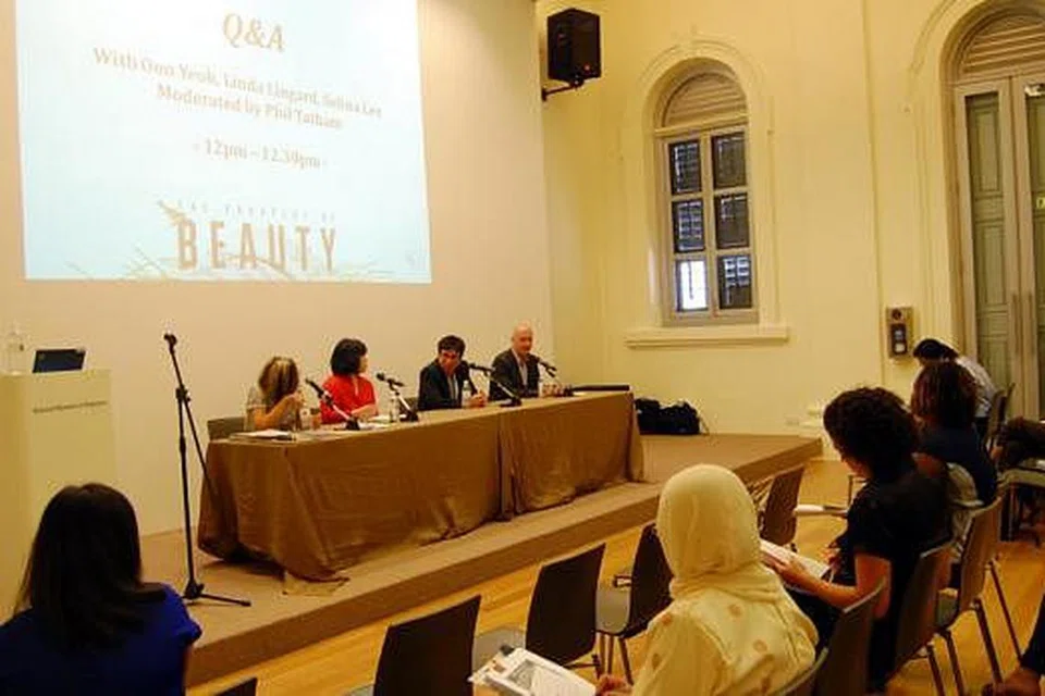 PERHATI PASARAN BERDEKATAN: Cik Sharifah Mohamed (bertudung) menghadiri Simposium Penerbitan (Pasaran Malaysia) di Muzium Negara Singapura baru-baru ini. Bagaimanapun, beliau terkilan kerana hanya empat peserta Melayu, termasuk dirinya, yang hadir, walhal acara itu bertujuan membantu penulis menembusi pasaran Malaysia yang besar. - Foto NURUL AIN RAZALI