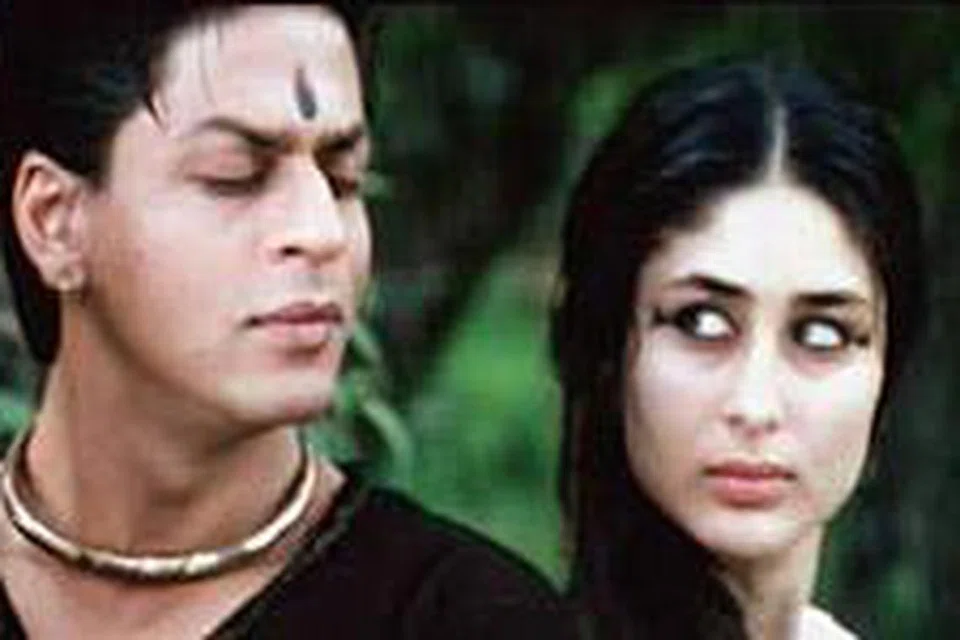 Filem Bollywood ‘Asoka’ dilakonkan bintang Bollywood, Shah Rukh Khan (kiri) dan Kareena Kapoor.