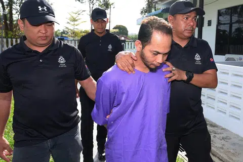 Hasbullah Adam didakwa membunuh Shakirin Mohamad, seorang pemandu lori yang mayatnya ditemukan di dalam but sebuah kereta di tepi jalan di Mersing pada Disember lalu.