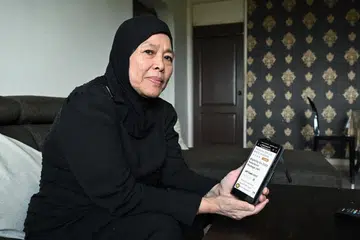 HARGAI BANTUAN: Cik Dalila Hussain, seorang pesara berusia 67 tahun, berkata bantuan daripada Pakej Jaminan yang beliau terima telah banyak membantunya menangani kos perbelanjaan harian.