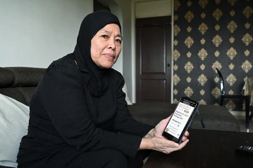 HARGAI BANTUAN: Cik Dalila Hussain, seorang pesara berusia 67 tahun, berkata bantuan daripada Pakej Jaminan yang beliau terima telah banyak membantunya menangani kos perbelanjaan harian.