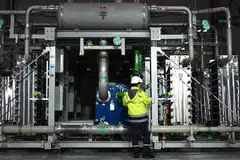 ALTERNATIF HIJAU: Seorang pekerja berdiri depan mesin  electrolyzer yang boleh menghasilkan 2900 tan hidrogen setahun. Teknologi rendah karbon seperti hidrogen menawarkan potensi alternatif kepada bahan api fosil.