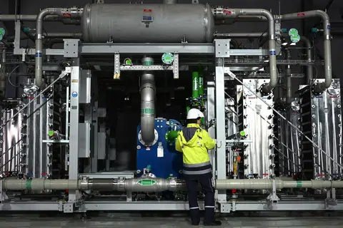 ALTERNATIF HIJAU: Seorang pekerja berdiri depan mesin  electrolyzer yang boleh menghasilkan 2900 tan hidrogen setahun. Teknologi rendah karbon seperti hidrogen menawarkan potensi alternatif kepada bahan api fosil.