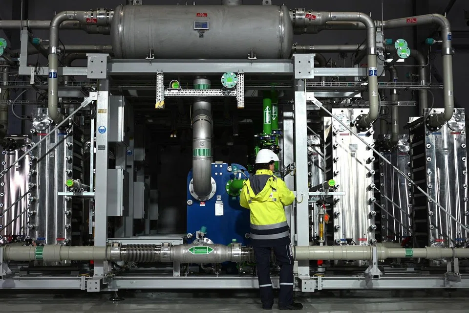 ALTERNATIF HIJAU: Seorang pekerja berdiri depan mesin  electrolyzer yang boleh menghasilkan 2900 tan hidrogen setahun. Teknologi rendah karbon seperti hidrogen menawarkan potensi alternatif kepada bahan api fosil.