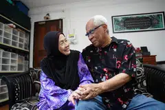 Rumah tangga Encik Omar Abu Bakar dan Cik Aminah Kechu bertahan sehingga kini walau pada awalnya lamaran Encik Omar ditolak oleh bapa Cik Aminah.