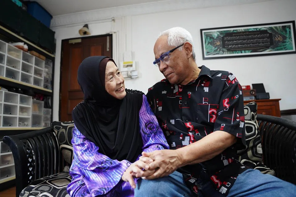 Rumah tangga Encik Omar Abu Bakar dan Cik Aminah Kechu bertahan sehingga kini walau pada awalnya lamaran Encik Omar ditolak oleh bapa Cik Aminah.