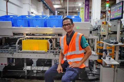 PERTINGKAT KEMAHIRAN: Berbekalkan semangat untuk mempertingkatkan diri, Encik Juraini Amin menyertai kursus kemahiran dan meraih peluang pekerjaan bersama ST Logistics pada 2019.
