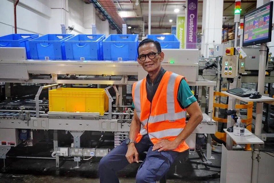 PERTINGKAT KEMAHIRAN: Berbekalkan semangat untuk mempertingkatkan diri, Encik Juraini Amin menyertai kursus kemahiran dan meraih peluang pekerjaan bersama ST Logistics pada 2019.