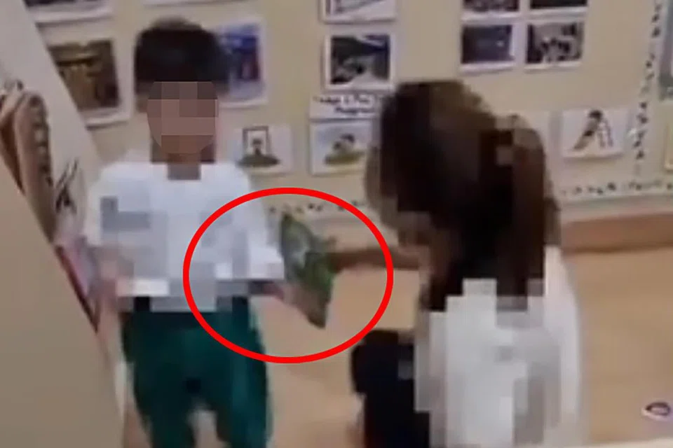 SUSPEK ANIAYA KANAK-KANAK: Sebuah video tular dalam talian menunjukkan seorang guru prasekolah dikatakan mendera kanak-kanak pada Isnin sekitar 1 petang. 