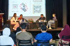 SOAL JAWAB: Ahli panel yang terdiri daripada (dari kanan) Pengurus Kanan di Pejabat Hubungan Antarabangsa Politeknik Republic (RP), Cik Azizah Zakaria; Timbalan Ketua Bahasa & Budaya Asia di Institut Pendidikan Nasional (NIE), Profesor Madya Tan Chee Lay; dan penyair dwibahasa, Cik Shilpa Dikshit Thapliyal berkongsi pandangan sambil disaksikan moderator, Cik Liyana Nasyita Shukarman, dalam sesi Sembang Ilmu Plus (+) ketiga di Pusat Seni Aliwal.