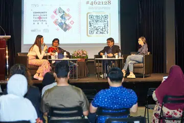 SOAL JAWAB: Ahli panel yang terdiri daripada (dari kanan) Pengurus Kanan di Pejabat Hubungan Antarabangsa Politeknik Republic (RP), Cik Azizah Zakaria; Timbalan Ketua Bahasa & Budaya Asia di Institut Pendidikan Nasional (NIE), Profesor Madya Tan Chee Lay; dan penyair dwibahasa, Cik Shilpa Dikshit Thapliyal berkongsi pandangan sambil disaksikan moderator, Cik Liyana Nasyita Shukarman, dalam sesi Sembang Ilmu Plus (+) ketiga di Pusat Seni Aliwal.