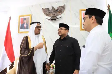 BIMBANG KHIDMAT TERJEJAS: Menteri Hal Ehwal Agama Indonesia, Encik Yaqut Cholil Qoumas (tengah), bersama-sama Duta Besar Arab Saudi ke Indonesia, Encik Faisal Abdulah H. Amodi, dalam pertemuan pada Julai 2023. Encik Yaqut berkata Indonesia hanya diberi 2,000 kuota petugas haji bagi 2024 dan ia dijangka menimbulkan masalah dari segi pengurusan dan khidmat haji kepada lebih 221,000 jemaah setiap tahun.