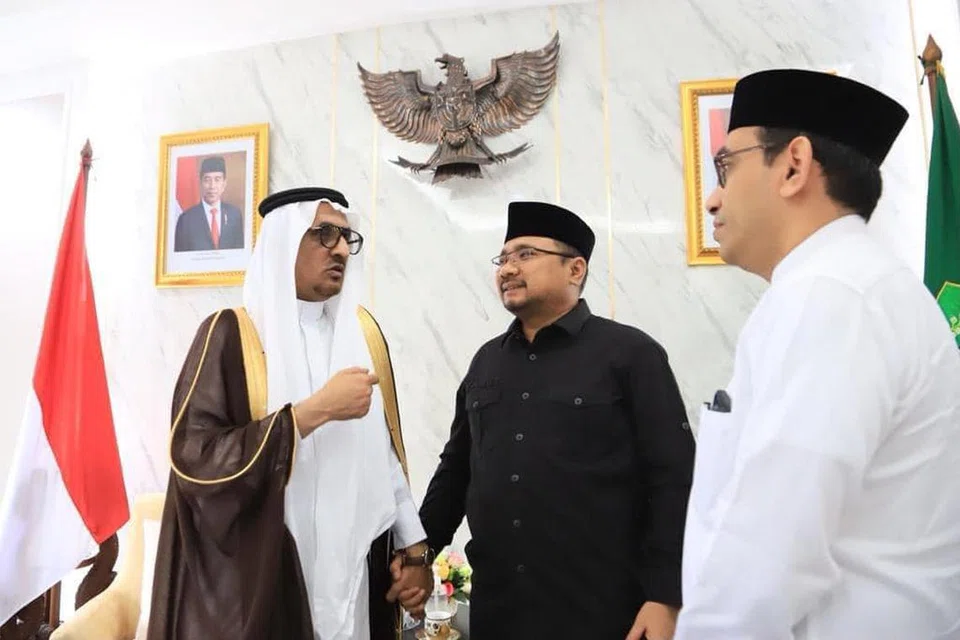 BIMBANG KHIDMAT TERJEJAS: Menteri Hal Ehwal Agama Indonesia, Encik Yaqut Cholil Qoumas (tengah), bersama-sama Duta Besar Arab Saudi ke Indonesia, Encik Faisal Abdulah H. Amodi, dalam pertemuan pada Julai 2023. Encik Yaqut berkata Indonesia hanya diberi 2,000 kuota petugas haji bagi 2024 dan ia dijangka menimbulkan masalah dari segi pengurusan dan khidmat haji kepada lebih 221,000 jemaah setiap tahun.