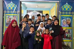 Cik Nurhilwah Ibrahim Brown ketika menziarahi panti anak-anak yatim di Batam, Al Mukarramah Mandiri, yang beliau turut memainkan peranan sebagai penaja.