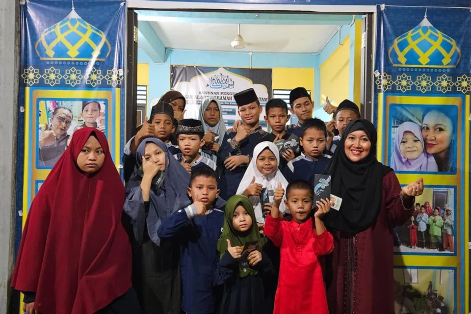 Cik Nurhilwah Ibrahim Brown ketika menziarahi panti anak-anak yatim di Batam, Al Mukarramah Mandiri, yang beliau turut memainkan peranan sebagai penaja.