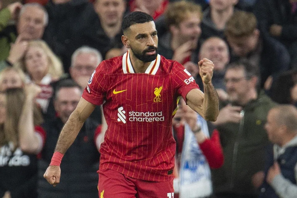 Pemain sayap Liverpool, Mohamed Salah, meraikan jaringan kemenangan beliau dalam perlawanan Liverpool menentang Brighton pada 2 November. 