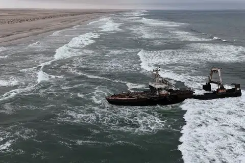 Salah satu tarikan ialah Skeleton Coast.