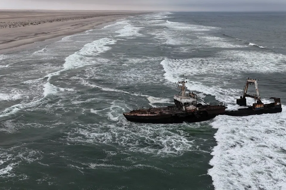 Salah satu tarikan ialah Skeleton Coast.