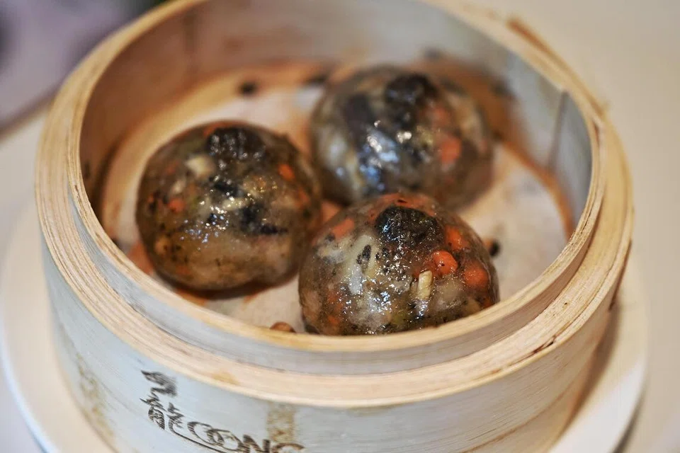 Dim sum ‘Truffle Crystal Mushroom Dumpling’, $7.80  dengan kulit berwarna hitam dan diisi cendawan dan sayuran rangup. 