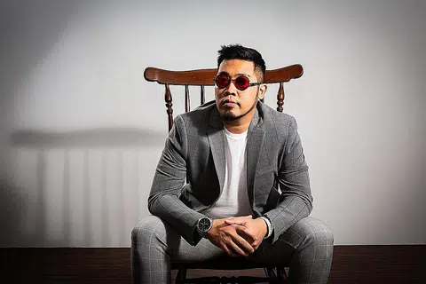 INGAT SEBELUM KEHILANGAN: Kai Nizam beralih daripada penampilan 'bintang rok' dalam lagu-lagu sebelum ini kepada penyanyi santai irama akustik 'Lepaskan Mama' yang mengingatkannya tentang amanah sebagai anak selagi ibunya masih ada. - Foto CHAD