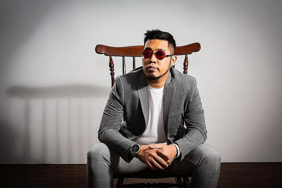 INGAT SEBELUM KEHILANGAN: Kai Nizam beralih daripada penampilan 'bintang rok' dalam lagu-lagu sebelum ini kepada penyanyi santai irama akustik 'Lepaskan Mama' yang mengingatkannya tentang amanah sebagai anak selagi ibunya masih ada. - Foto CHAD