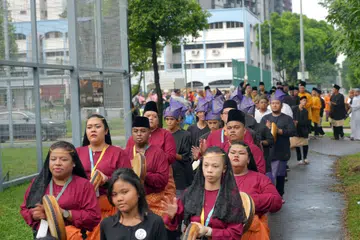 PALUAN BERGEMA: Perarakan di acara Pelestarian Seni Kompang anjuran Wisma Geylang Serai bertujuan mengetengahkan kepentingan budaya dan seni kompang dan telah berjaya memecahkan rekod Perhimpunan Kompang Terbesar di Buku Rekod Singapura dengan penyertaan 705 peserta pada Ahad. 