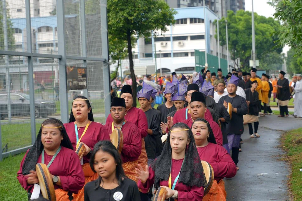 PALUAN BERGEMA: Perarakan di acara Pelestarian Seni Kompang anjuran Wisma Geylang Serai bertujuan mengetengahkan kepentingan budaya dan seni kompang dan telah berjaya memecahkan rekod Perhimpunan Kompang Terbesar di Buku Rekod Singapura dengan penyertaan 705 peserta pada Ahad. 