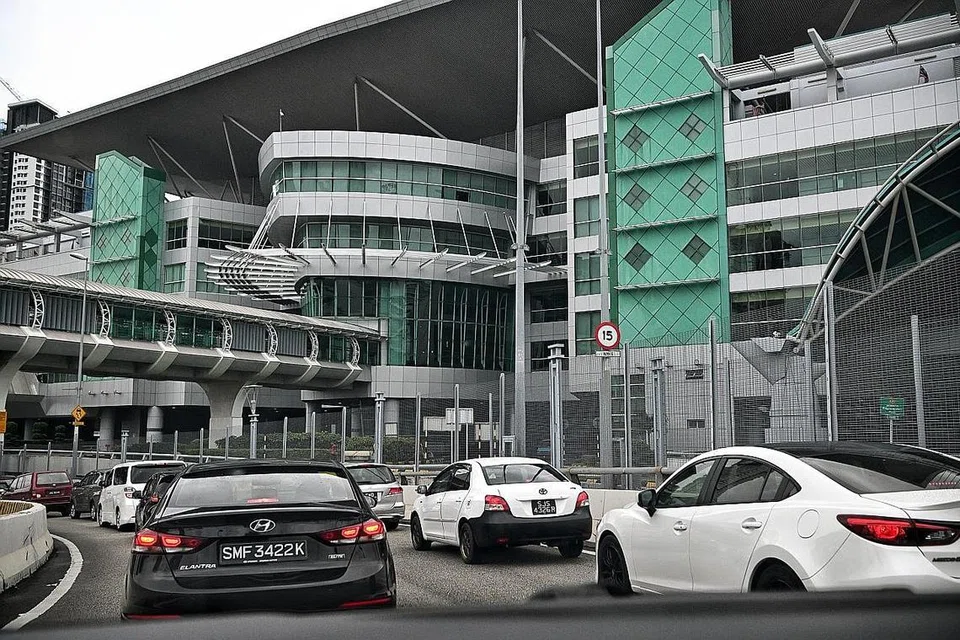 LEBIH LANCAR: Perjalanan antara dua pusat pemeriksaan darat Johor dengan Singapura kini dilaporkan lebih lancar ekoran beberapa tindakan yang diambil kerajaan Johor. - Foto ST