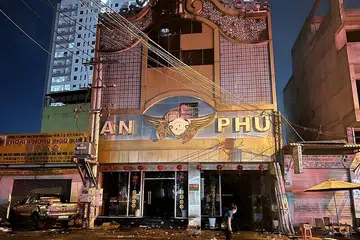 TERBAKAR: Seramai 32 orang terkorban menyusuli kebakaran di bangunan bar karaoke di sebuah kawasan perumahan di Thuan An di Vietnam ini.