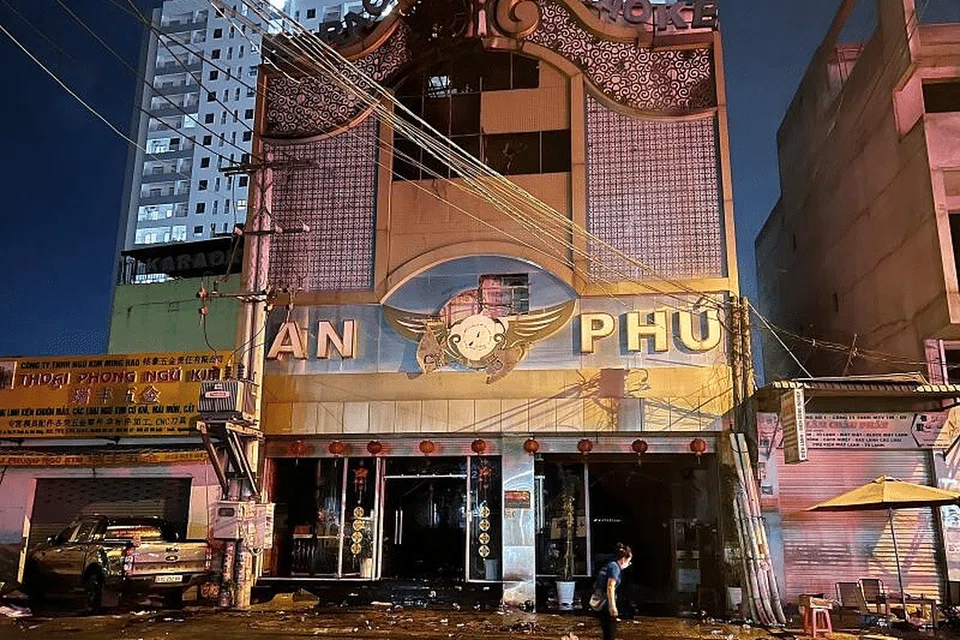 TERBAKAR: Seramai 32 orang terkorban menyusuli kebakaran di bangunan bar karaoke di sebuah kawasan perumahan di Thuan An di Vietnam ini.