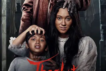 Selaku Ainun (kanan) yang tiba-tiba bertukar dari gadis yang tenang kepada gadis mengerikan dalam adegan kerasukan filem ‘Thaghut’, Yasmin Napper, perlu banyak berteriak hingga hilang suara.