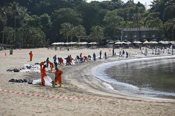 Kerja-kerja membersihkan kesan limpahan minyak diteruskan pada 14 Jun di Pantai Tanjong.