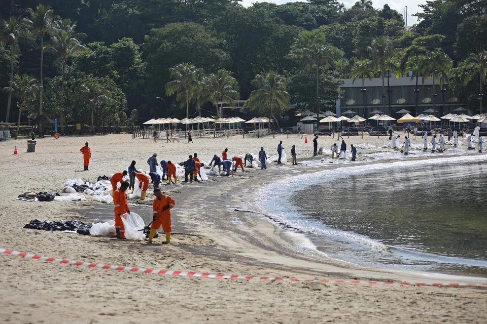 Kerja-kerja membersihkan kesan limpahan minyak diteruskan pada 14 Jun di Pantai Tanjong.