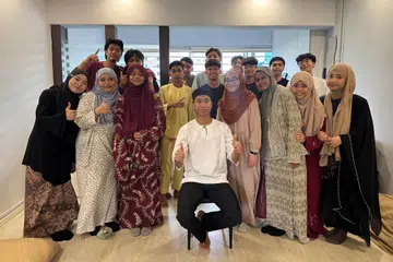 Ustaz Ammar Mohammad Bahrul-Ulum (duduk) bersama aktivis belia  Masjid Alkaff Kampung Melayu. Beliau mahu memanfaatkan kemahiran moden untuk berdakwah secara berkesan, kreatif dan relevan dengan keperluan semasa. 