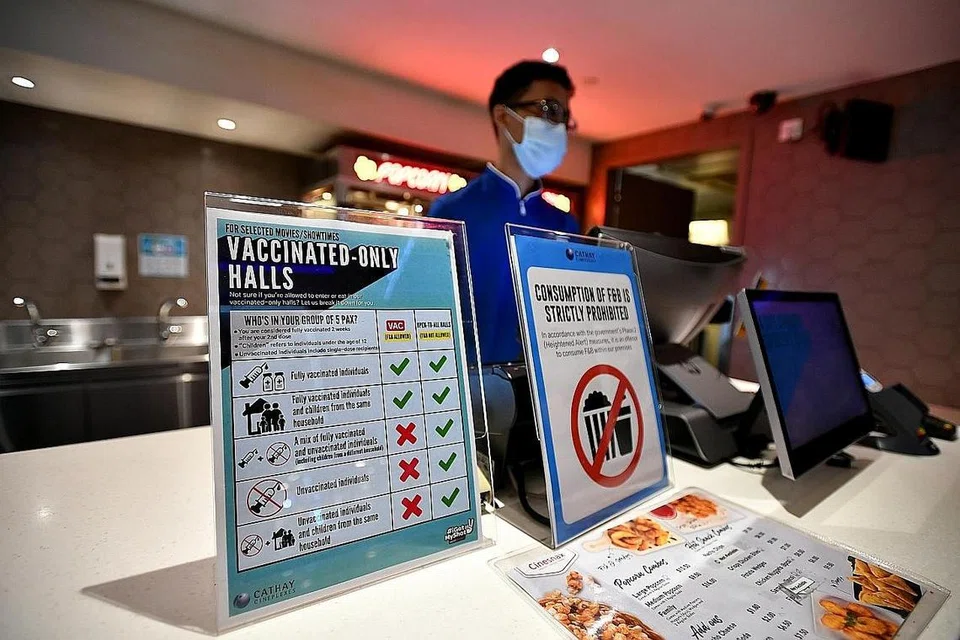 LEBIH BANYAK KELONGGARAN: Bermula hari ini, panggung wayang boleh menerima sehingga 1,000 orang jika mereka sudah divaksinasi. Di Cathay Cineplex, Hab Ang Mo Kio, hanya individu yang telah divaksinasi sepenuhnya dan anak-anak mereka daripada isi rumah yang sama dibenarkan makan dan minum dalam dewan bagi mereka yang divaksinasi sahaja. - Foto BH oleh LIM YAOHUI