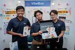 ‘Vibebox To Go’ antara dua rekaan Encik Reyniery Maulana Affanny Mohamad Sariman (tengah) dan pasukannya yang dibentangkan semasa segmen penutup Forum Pemimpin Pelajar ITE di ITE Kolej Central pada 19 September. 
