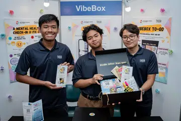 ‘Vibebox To Go’ antara dua rekaan Encik Reyniery Maulana Affanny Mohamad Sariman (tengah) dan pasukannya yang dibentangkan semasa segmen penutup Forum Pemimpin Pelajar ITE di ITE Kolej Central pada 19 September. 