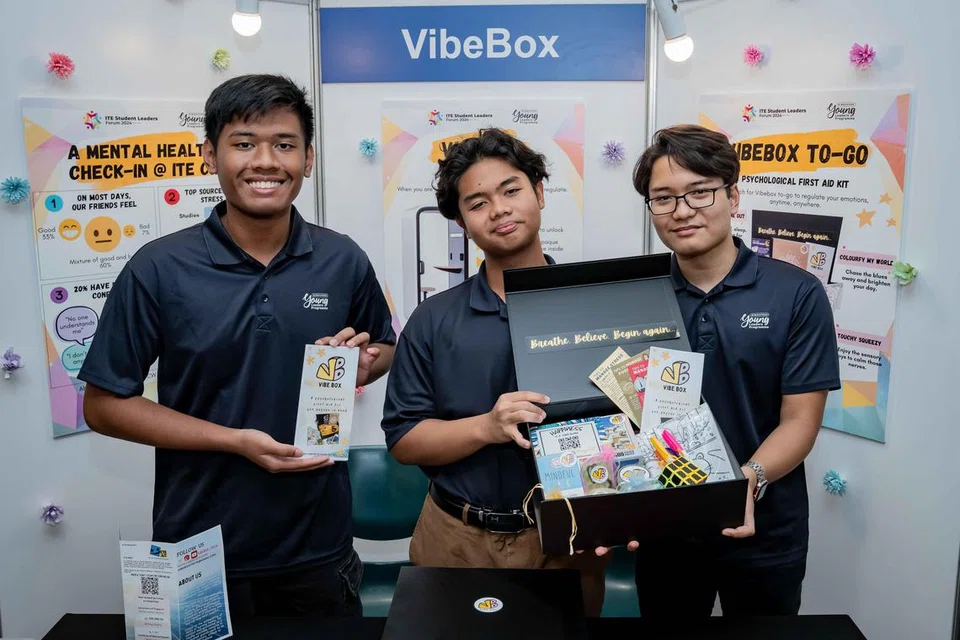BANTU KEADAAN MENTAL: ‘Vibebox To Go’ antara dua rekaan Encik Reyniery Maulana Affanny Mohamad Sariman (tengah) dan pasukannya yang dibentangkan semasa segmen penutup Forum Pemimpin Pelajar ITE di ITE Kolej Central pada 19 September.