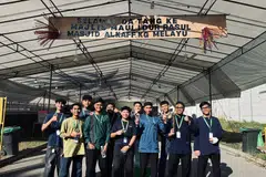 Ustaz Ammar Mohammad Bahrul-Ulum (empat dari kanan) bersama belia dan sukarelawan Masjid Alkaff Kampung Melayu, berganding bahu dalam menyemarakkan pelbagai kegiatan bermanfaat buat masyarakat.